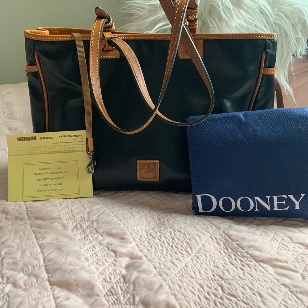 Gorgeous Dooney and Bourke tote handbag